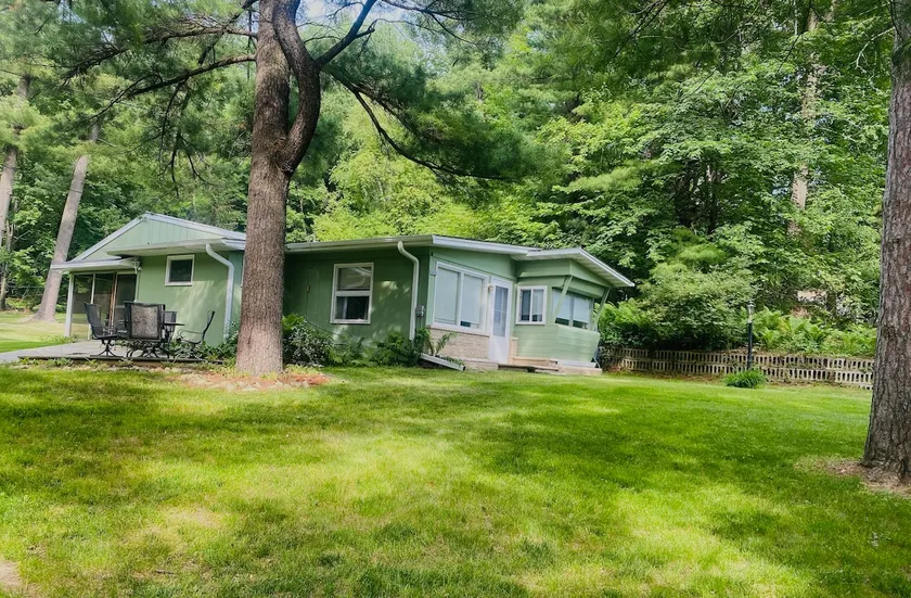 Cottage—house in Green Bay - Image 1