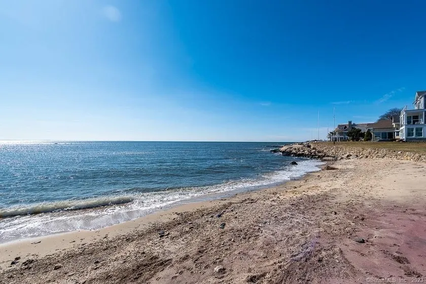 Charming Westbrook Cottage, Steps to Private Beach - Image 1