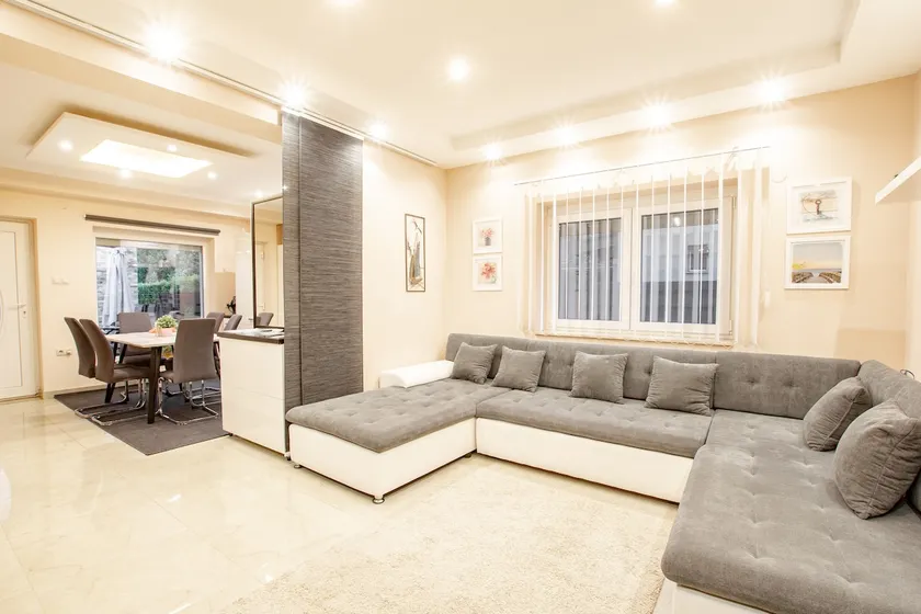 Stylish apartment with shared garden and barbecue - Image 1