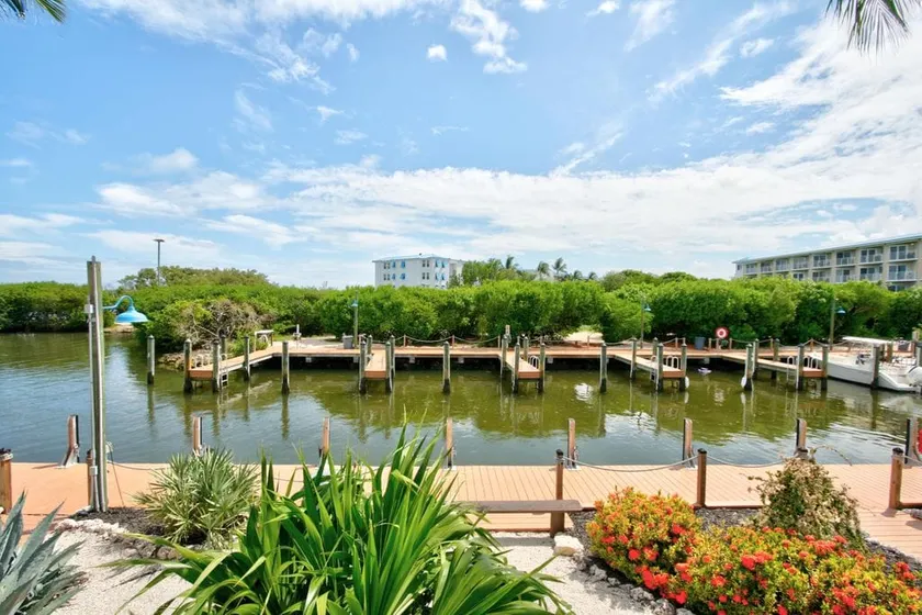 Beautiful condo with a balcony - Image 1