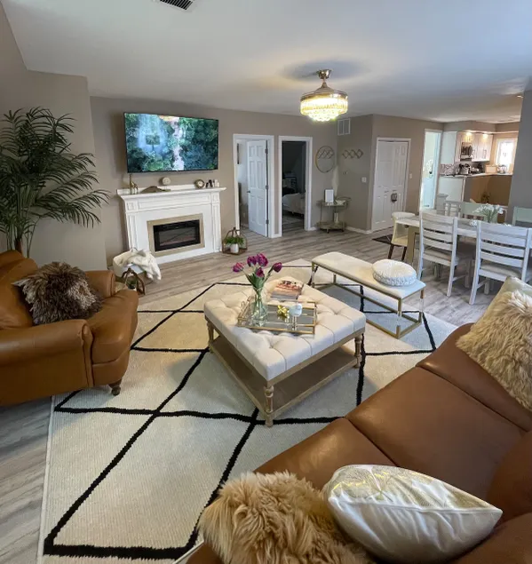 Uptown Penthouse on Pine:By Lake - Image 1