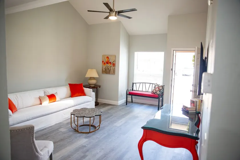 Charming 2-Bedroom Condo - Image 1