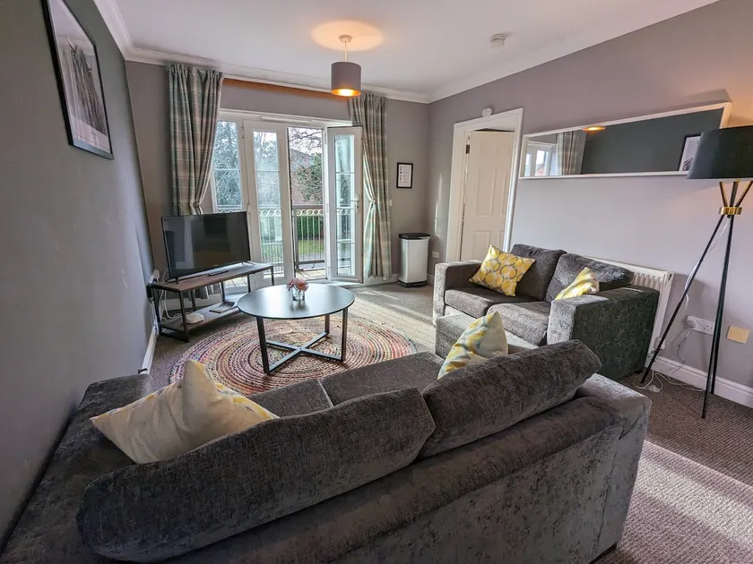 Stylish Modern Apartment, FREE SECURE Parking - Image 1