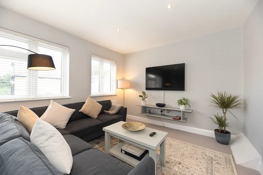 Large 3 Bedroom Apt - Leafy Hampton Hill, Richmond - Image 1