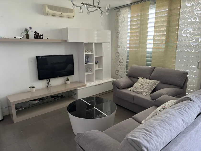 Spacious house with garden and terrace - Image 1