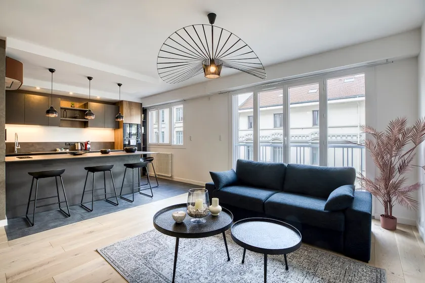 The Manhattan – Refined & air-conditioned - Image 1