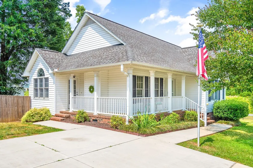 Elon Southern Charmer~Fenced Yard~Pets Welcome - Image 1