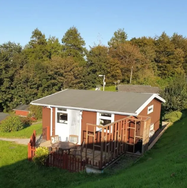 Cosy Chalet, Seasonal Pool & Play Park Llansteffan - Image 1