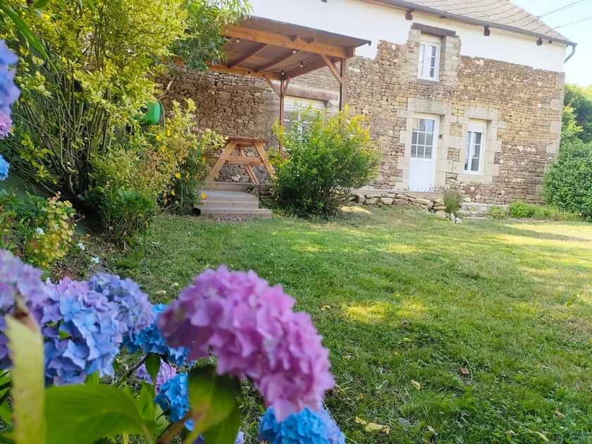 Apartment with a garden - Image 1