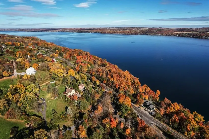 Cozy Lakehouse Vibe, & Views, Deck, 10 Min to Town - Image 1