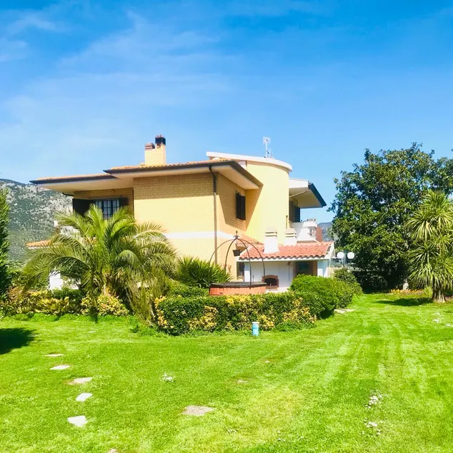 Apartment in a villa - Image 1