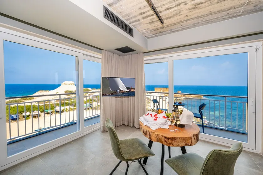 Seafront Luxury Suites - Modern 1st floor - Image 1