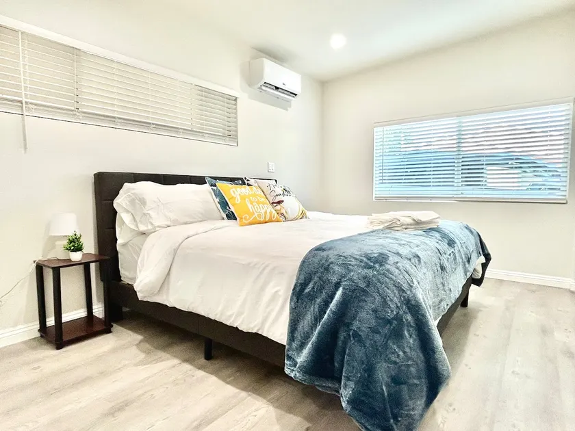 *NO Booking FEE*Private back house King bd/Parking - Image 1
