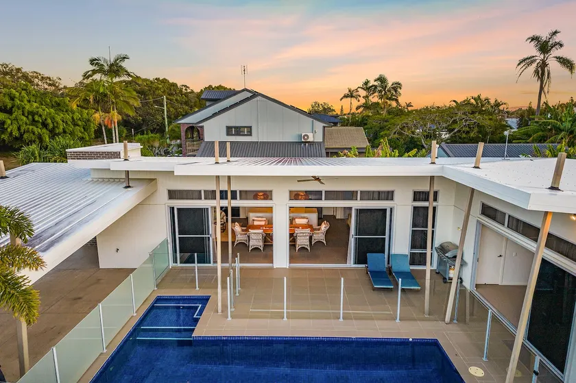 Surfside Beach House - Ideal Family Getaway - Image 1
