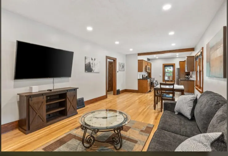 Cozy Fenced Home Near Zoo & Golf Course. - Image 1