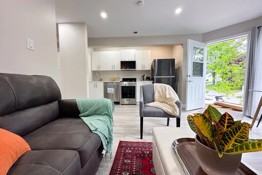 Executive suite in tranquil Bedford. - Image 1