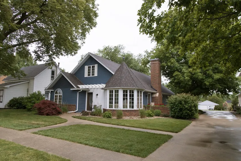 Warm, inviting home in the heart of Pella - Image 1