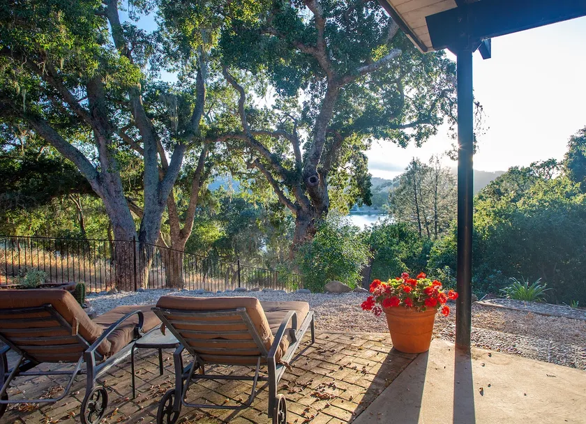 Mischief Meadows - 13 Guests with Lake Views! - Image 1