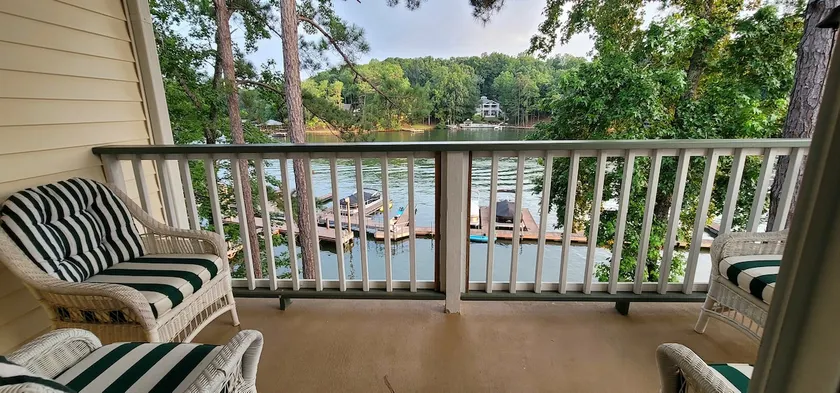 Lakefront condo with boat slip - Image 1
