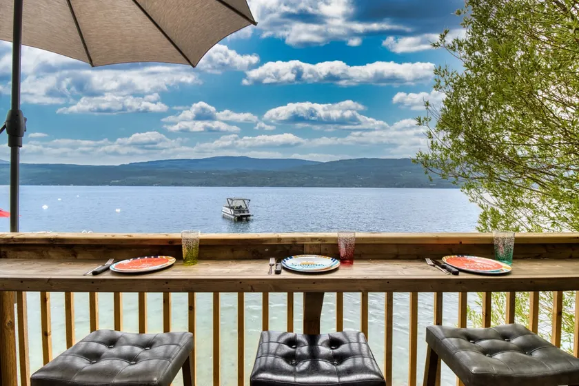 Shuswap Lake Sunnyside Cottage - Image 1