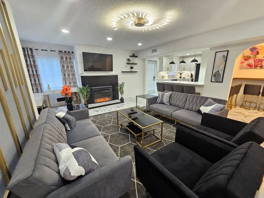 Stylish Duplex walkTO Lake Eola Orlando. Sleeps 8 - Image 1