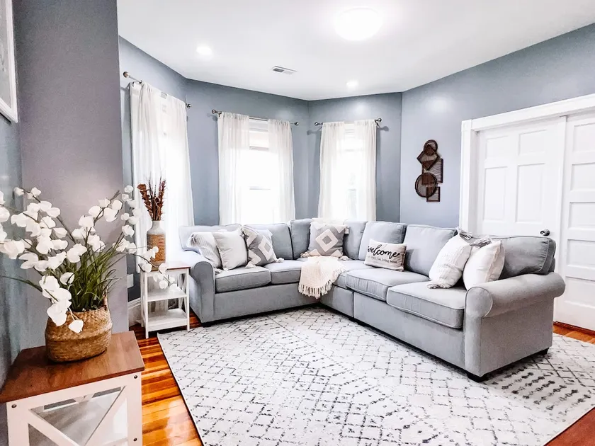 Elegant 4/Bed 2/Bath Near Boston With Parking - Image 1