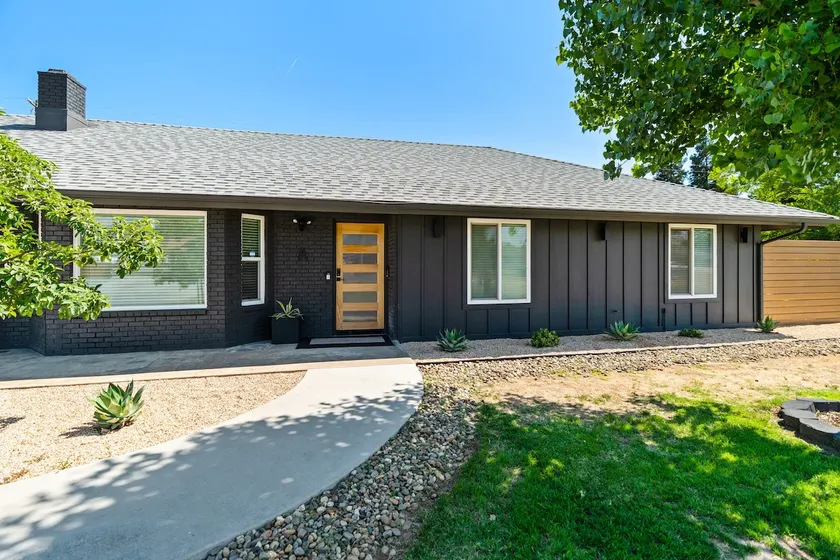 Enjoy this Contemporary Family-friendly home - Image 1
