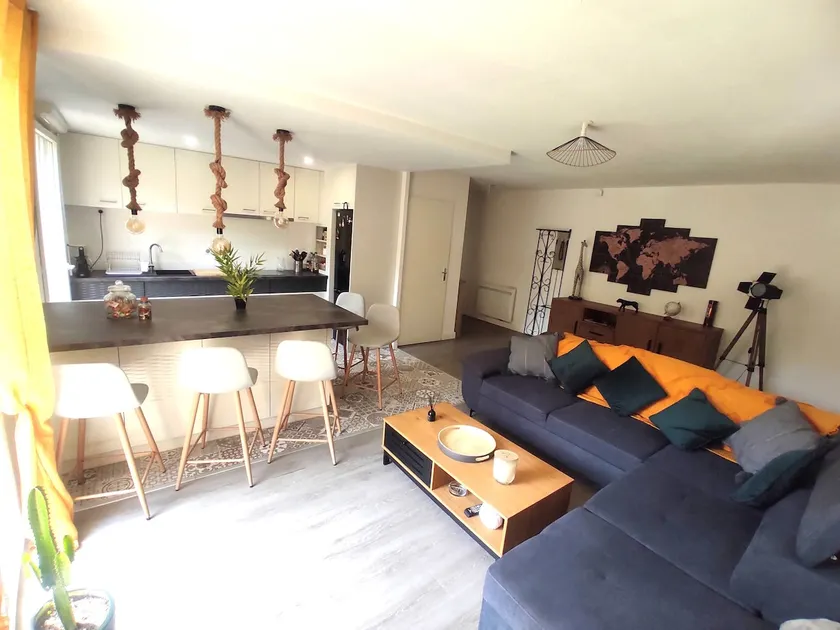 Comfortable apartment with pool - Image 1