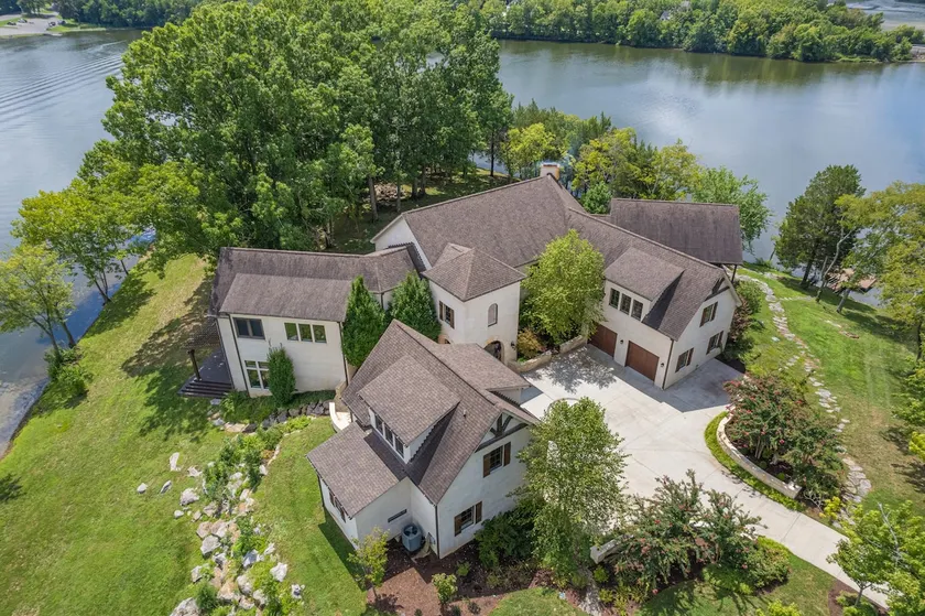 Luxury Estate Surrounded by a Beautiful Lake - Image 1
