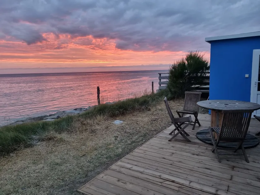Small house with garden facing the sea - Image 1