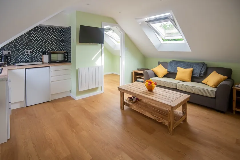 Cosy Canterbury Studio • Fast Wi-Fi + Free Parking - Image 1