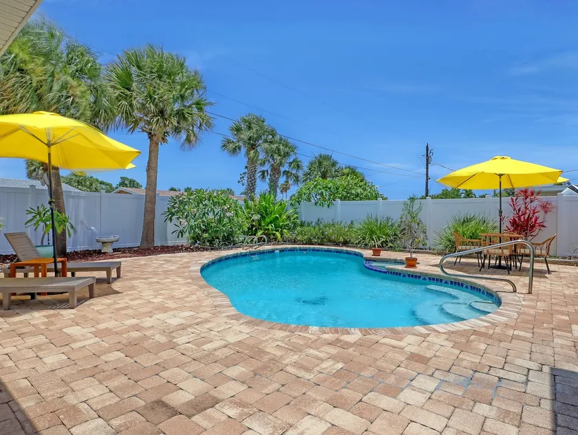 Pool/Pet Friendly/5 minute walk to Beach entrance - Image 1
