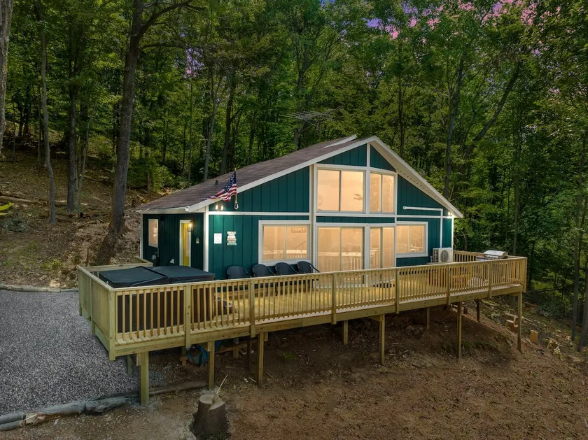 Forest Ridge Cabin - Hot Tub, Wi-Fi, National Park 15 Min, Fire Pit - Image 1