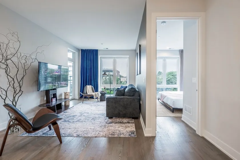 Millennium Park 10 Min, Parking, Balcony, Sleeps 8 - Image 1
