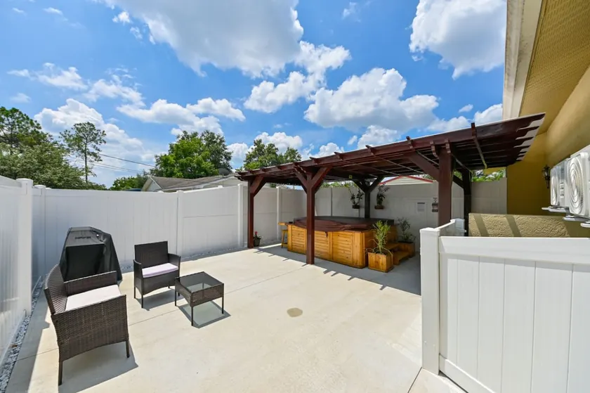 Paradise in Brandon with luxurious 6 person Spa - Image 1
