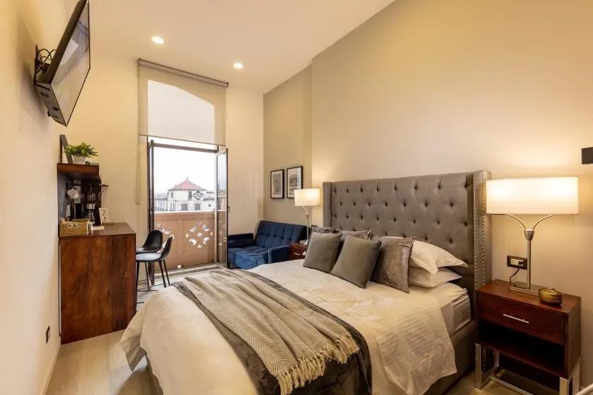 Luxury Suites + Balcony Facing Xela Park - Image 1
