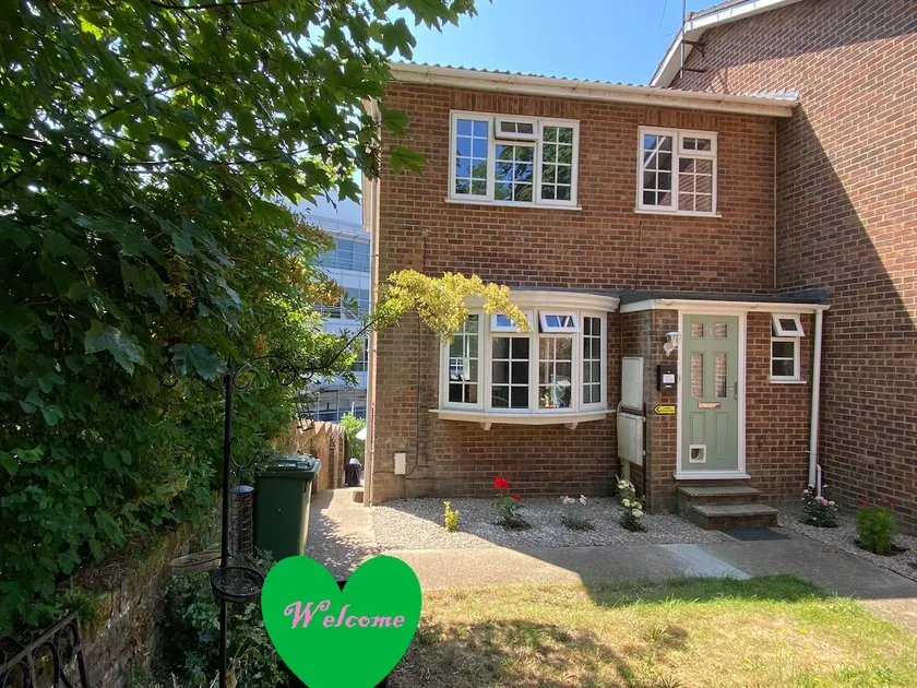 Redhill Town Centre House, easy commute to London! - Image 1