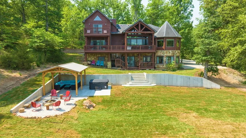 Niangua Lodge - Lakefront Resort - Image 1