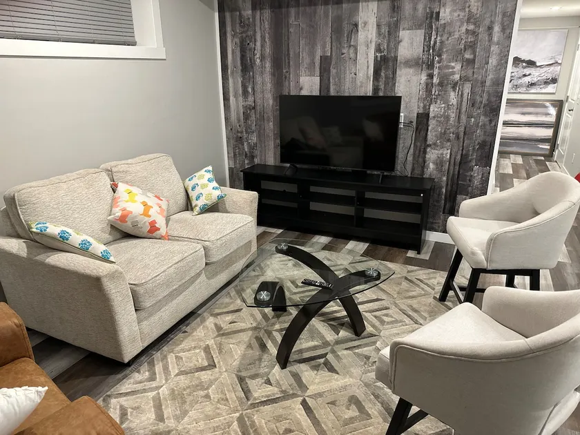 2 bedroom Executive suite in NolanHill - Image 1