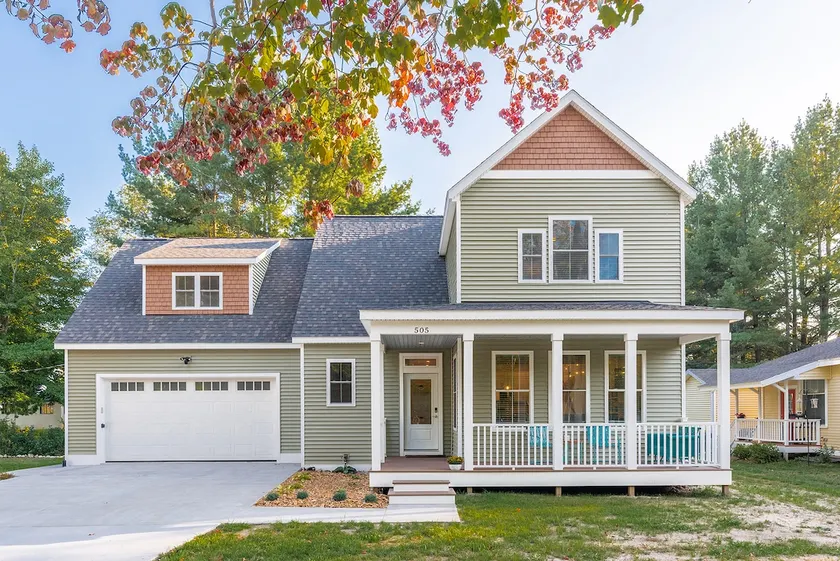 Spacious Home Near Lake Charlevoix & Downtown BC - Image 1
