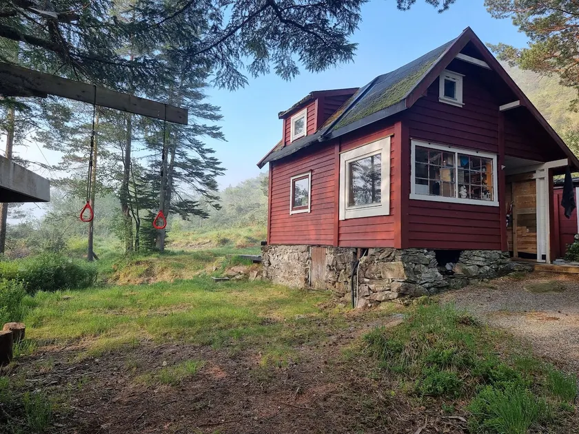 Fishing, outdoor activities and swimming. Cottage by mountain lake. - Image 1