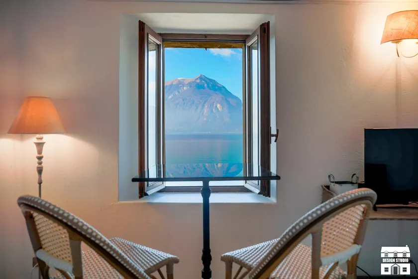 Mini Magic: AC Wifi Lake Como View - Image 1