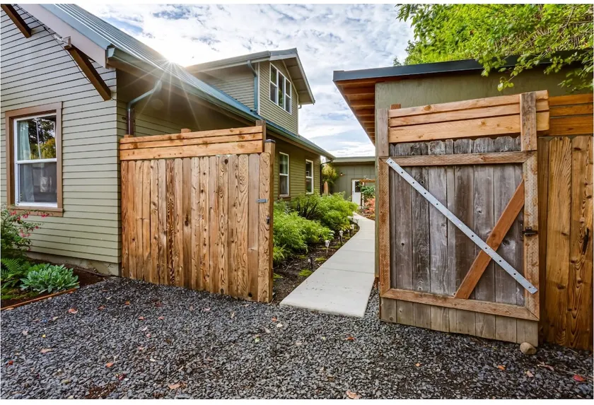 Bright & Modern Studio - Image 1