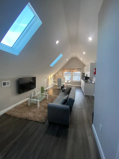 Stylish 3rd-Floor Hideaway – Perfect for Couples - Image 1
