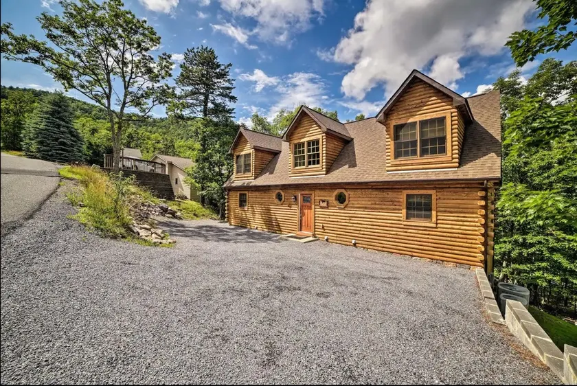 Huge 5BR Log Cabin: Arcade | Foosball | Sleeps 14 - Image 1