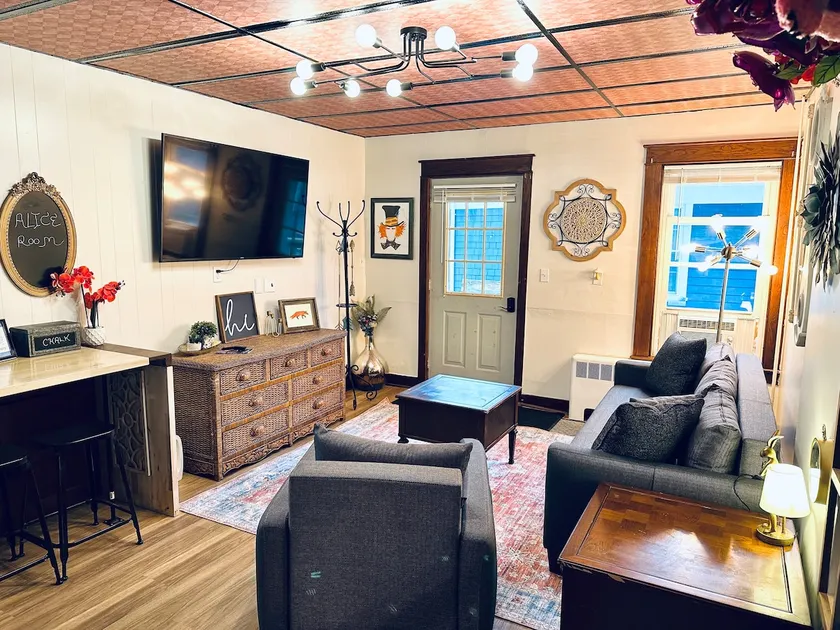 The Alice and wonderland suite - Image 1