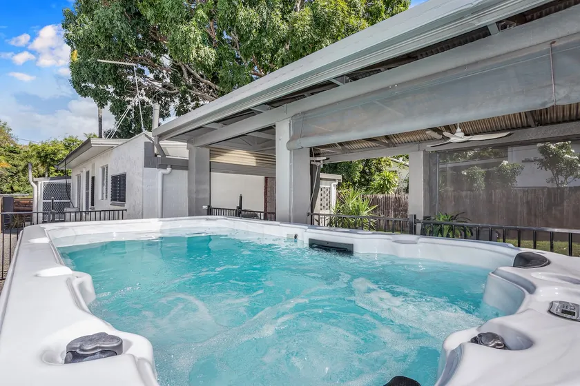 Seaside Serenity: Modern Cottage with Spa - Image 1