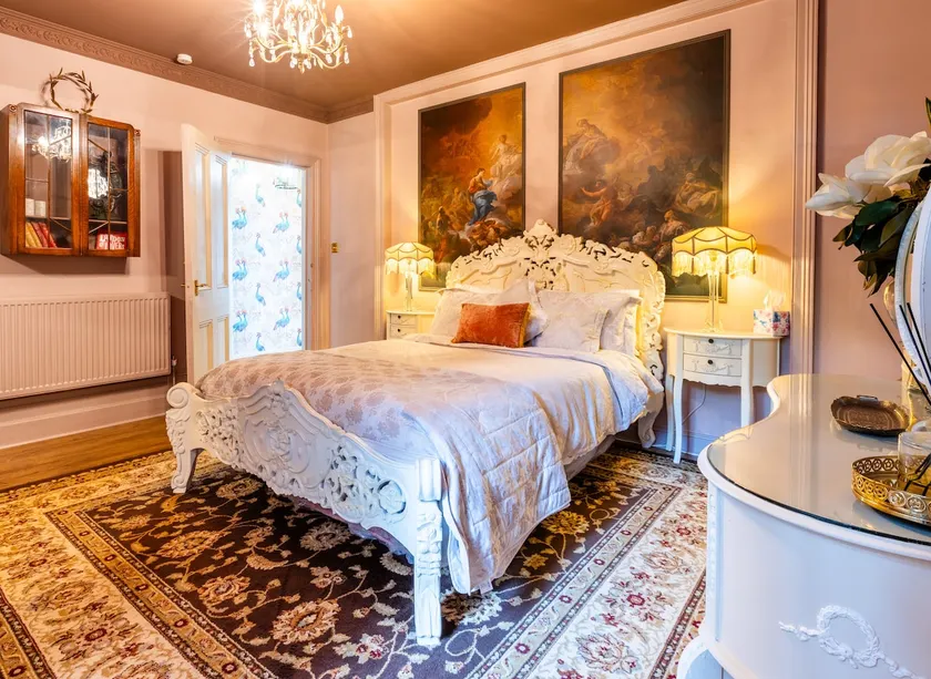 KIRA Beach House Large luxury 2 bedroom garden apartment  - Image 1