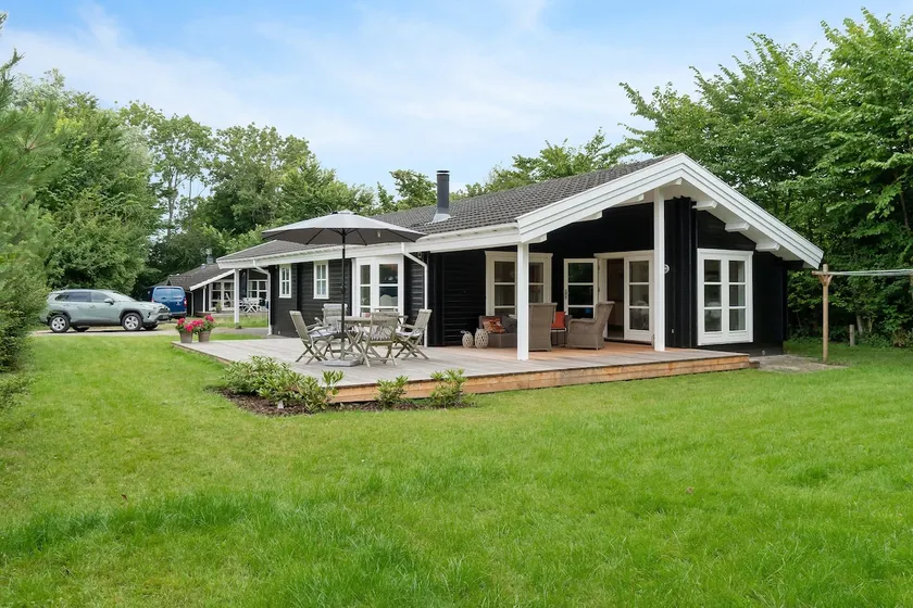 Summer Cottage With Jacuzzi And Sauna - Image 1