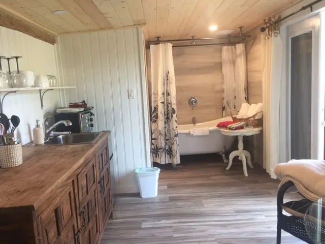 The Wood Shed at Saratoga Beach with hot tub - Image 1